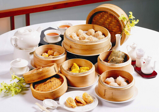 飯前半小時(shí)內(nèi)不宜喝太多水-飯前需要注意的事項(xiàng)