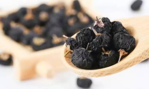 黑枸杞泡水后變成綠色能喝嗎 黑枸杞煮完以后為什么會(huì)是綠色