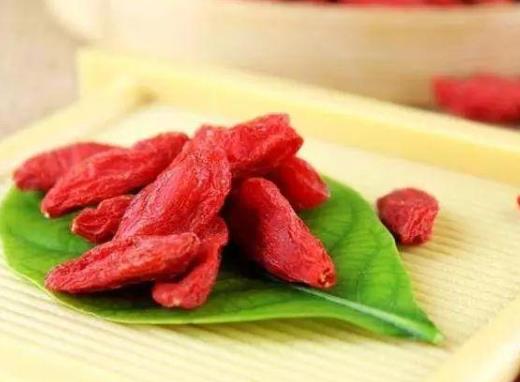 枸杞和冰糖一起泡水喝有什么好處?枸杞可以長期泡在酒里嗎?