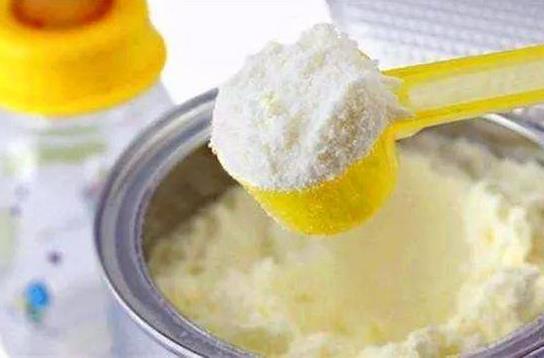 奶粉保質(zhì)期多久算臨期?開封的奶粉結(jié)塊還能用嗎?