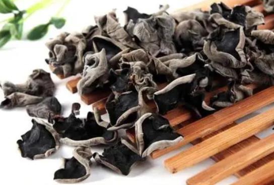 如何快速泡發(fā)木耳?怎么選到好的鮮木耳?