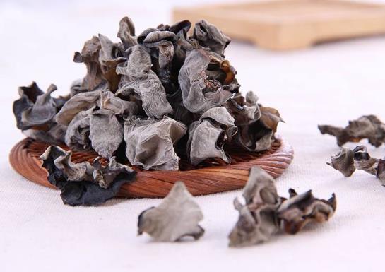 如何快速泡發(fā)木耳?怎么選到好的鮮木耳?