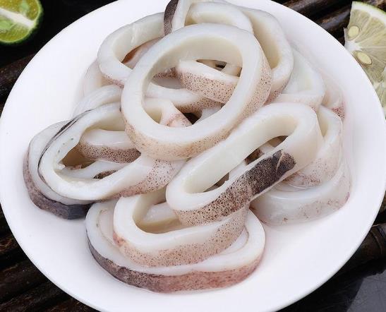 魷魚(yú)下火鍋前怎么處理?煮熟的魷魚(yú)圈應(yīng)該是白色還是透明的
