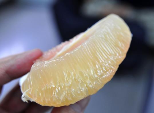 柚子紅得不自然能吃嗎?柚子剝開后多久會(huì)變干