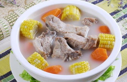 玉米胡蘿卜排骨湯要放油嗎 玉米胡蘿卜排骨湯不吃排骨多少熱量