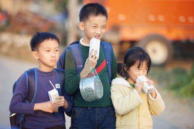 真摩菈:高營養(yǎng)低負(fù)擔(dān),水牛奶“輕”飲新選擇