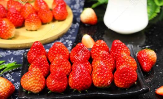 吃草莓可以改善便秘嗎 吃草莓會(huì)拉紅色大便嗎