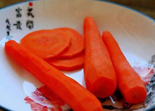 胡蘿卜長白根了還能吃嗎?胡蘿卜榨汁了直接喝嗎