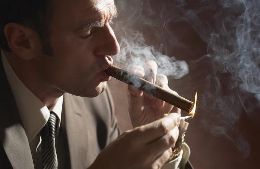 抽煙對于皮膚的危害:吸煙男人護(hù)膚須注意隔離和清潔