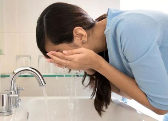 用睡眠面膜不洗會悶痘嗎?油皮痘肌洗臉要用洗面奶嗎?