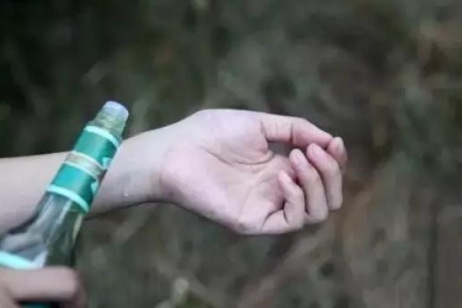 不小心喝了一點花露水會怎么樣?不小心喝了花露水應(yīng)該喝些什么?
