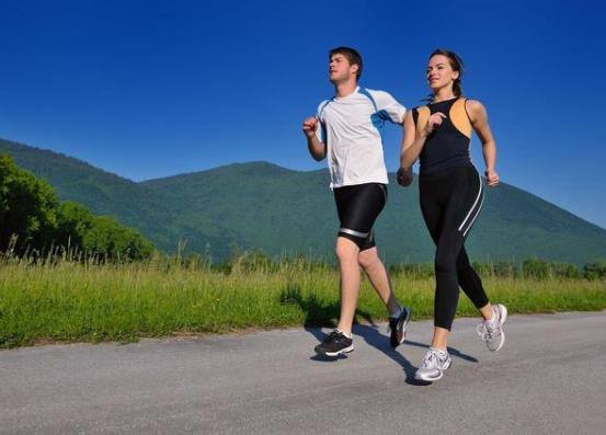 跑步的正確姿勢手是緊握拳頭嗎?為什么跑步前要熱身運動?