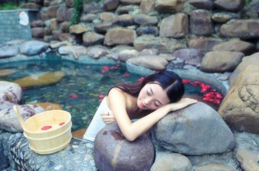 泡溫泉一般是裸泡還是穿褲子泡?女生泡溫泉穿什么泳衣