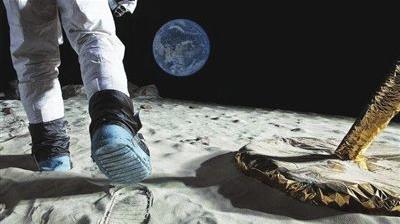世界上第一個登上月球的人是誰?在什么時間登上月球的