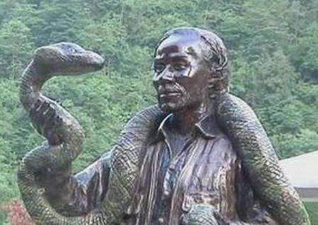 世界上第一個(gè)發(fā)現(xiàn)莽山烙鐵頭蛇的人蛇博士陳遠(yuǎn)輝 蛇市場價(jià)多少錢一條