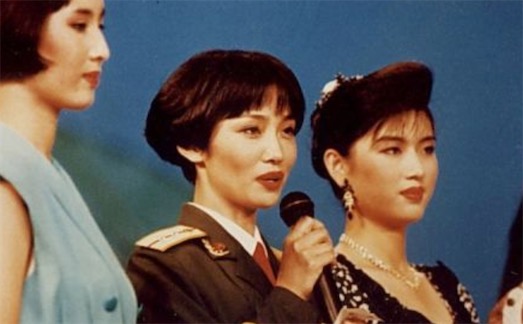 中國(guó)第一女保鏢 邊梅睡覺(jué)時(shí)把手槍放在枕下