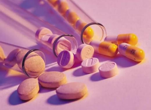 女友吃避孕藥不理我了我怎么辦?讓女友吃了緊急避孕藥很自責(zé)怎么辦