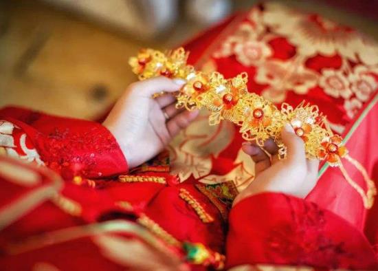 婚禮新娘下車(chē)腳要踩什么?為什么要將新郎用膠帶纏在樹(shù)上
