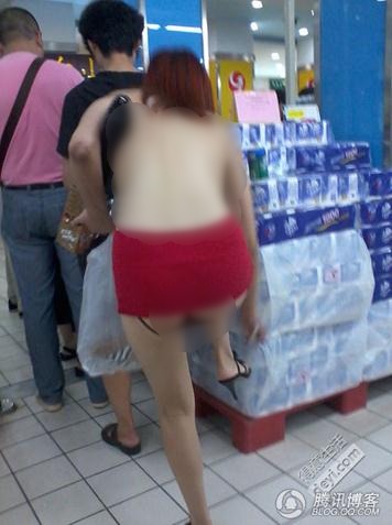 碉堡了！武漢紅鋼城超市暴露裸女露臀裝頻出沒，又換新戰(zhàn)衣