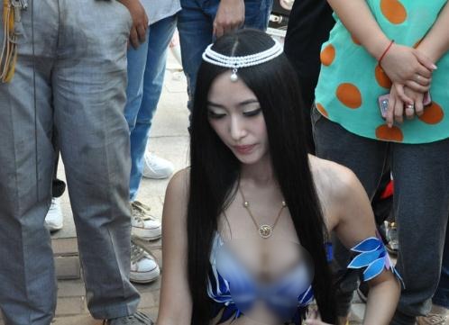 滄州街頭現(xiàn)藍(lán)色美人魚(yú),自稱來(lái)自釣魚(yú)島組圖