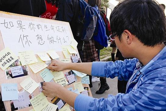 16名大學(xué)生拍遺照躺棺材體驗(yàn)死亡,感慨生命可貴