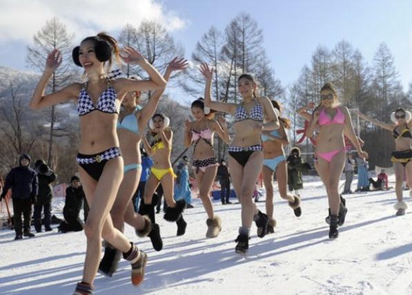 吉林市北大壺滑雪場舉辦“比基尼及盛裝趣味滑雪表演”，比基尼美女模特來自中俄兩國