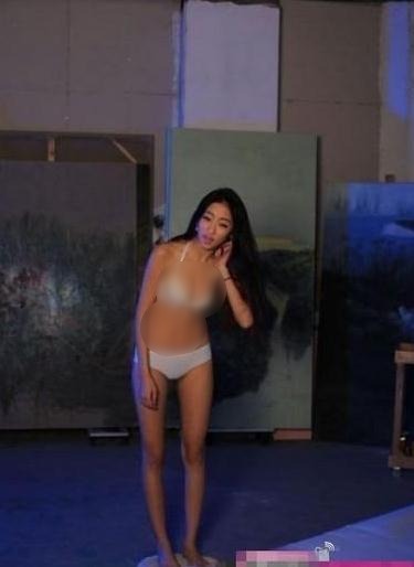 藝術(shù)系女生為出名著內(nèi)衣用身體作畫，自稱是搞藝術(shù)不是搞色情