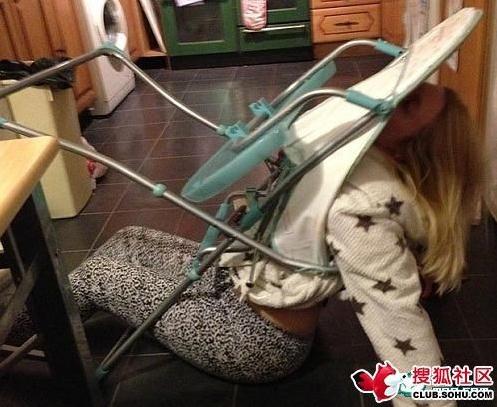 英國(guó)牛津一女子醉酒后嘗試坐進(jìn)兒童椅,屁股大被卡住了難脫身