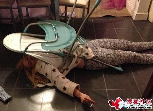 英國(guó)牛津一女子醉酒后嘗試坐進(jìn)兒童椅,屁股大被卡住了難脫身