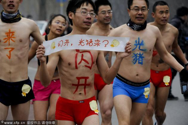 閃開，光豬來了！北京光豬節(jié)“裸跑”大軍春光大現(xiàn)，奇葩造型引網(wǎng)友爆笑