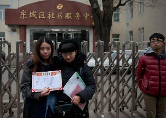 北京一對(duì)女同性戀結(jié)婚登記遭拒憤而擁吻，與著名演員濮存昕街頭交流