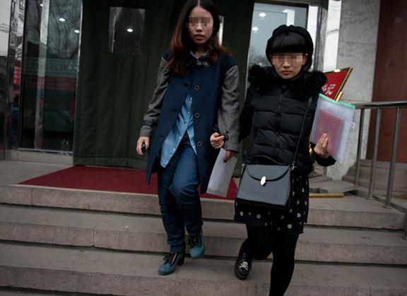 北京一對(duì)女同性戀結(jié)婚登記遭拒憤而擁吻，與著名演員濮存昕街頭交流