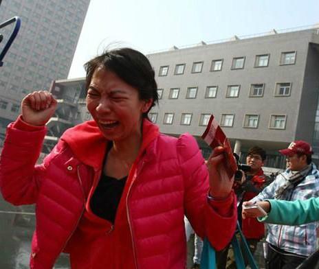 北影哭泣姐落榜大哭撒潑打滾圖走紅,網(wǎng)友調(diào)侃“哭這么丑怎么演瓊瑤戲”
