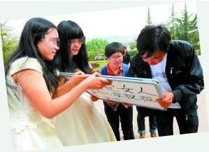 蘭州女大學(xué)生同性戀穿婚紗辦婚禮,高舉“拉拉求祝!睒(biāo)語牌