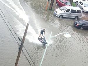 天津暴雨摩托艇：天津大暴雨街頭驚現摩托艇哥