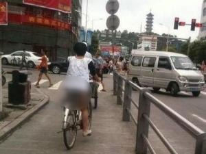 哎！閨女沒穿褲子就騎自行車上街了