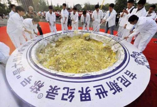 世界上最大份炒飯揚州廚師們聯(lián)手烹飪了重達4192公斤的揚州炒飯,打破去年9月土耳其3150公斤的炒飯紀錄,創(chuàng)造新的吉尼斯世界紀錄。