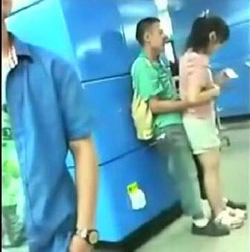 情侶地鐵站行為“過(guò)于親密” 過(guò)往乘客指其大尺度太不雅觀