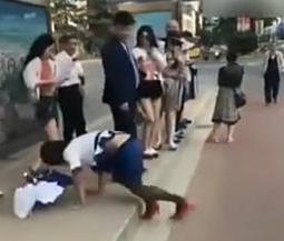 火辣身材美女摔倒在站臺(tái) 假發(fā)掉了露真容 竟是變態(tài)光頭男