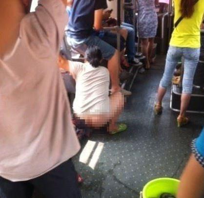奇葩!女子公交車上內(nèi)急憋不住 當(dāng)眾淡定脫褲子尿尿 驚呆一車乘客