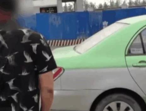 出租車(chē)司機(jī)偷拍女乘客私密處和胸 女子:你比我爸都大,丟不丟人