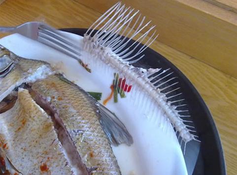 魚刺卡在喉嚨怎么辦?被魚刺卡住了怎么辦?嗓子扎魚刺別塞饅頭別喝醋