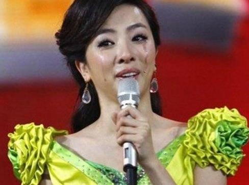 李思思淚流滿面弄花了妝容