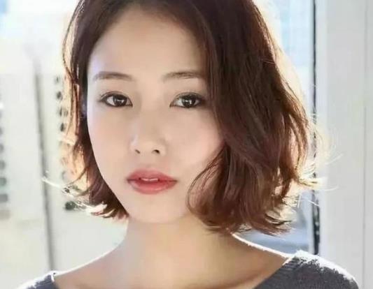 燙劉海和燙頭發(fā)一樣的價錢嗎?發(fā)質(zhì)矯正適合自然卷嗎?