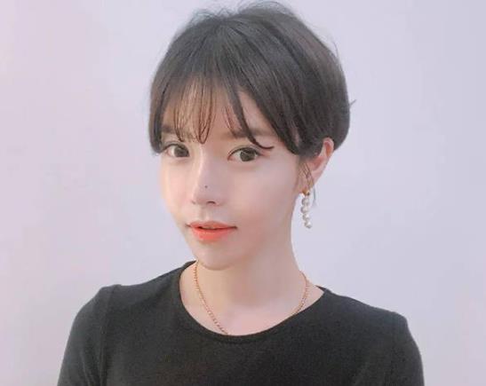 燙劉海和燙頭發(fā)一樣的價錢嗎?發(fā)質(zhì)矯正適合自然卷嗎?