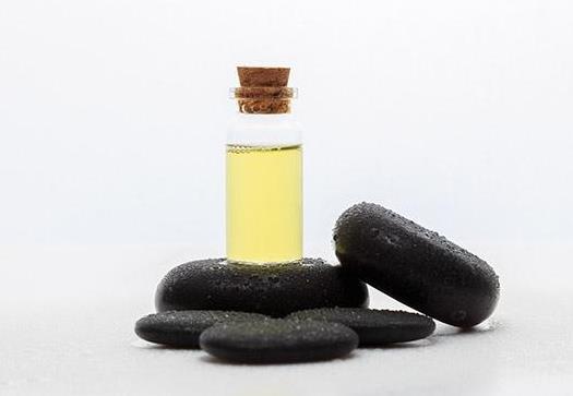 豐胸精油要用多久才見(jiàn)效?用了豐胸精油要怎么按摩才能豐胸?
