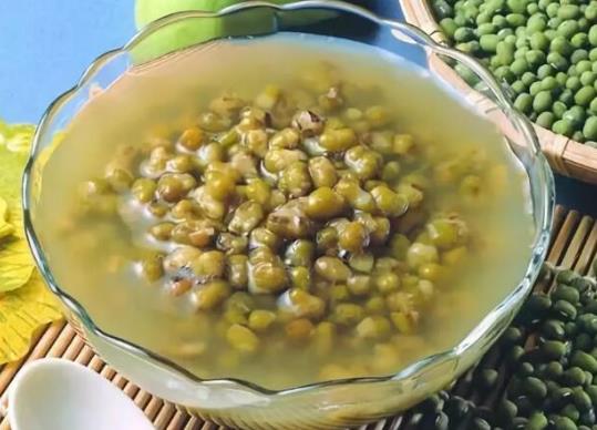 做綠豆湯怎么防止綠豆湯變紅?綠豆湯適合什么時(shí)間喝?