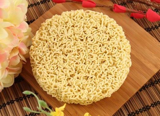 煮泡面是先放面還是先放調(diào)料包?桶面能放微波爐幾分鐘?