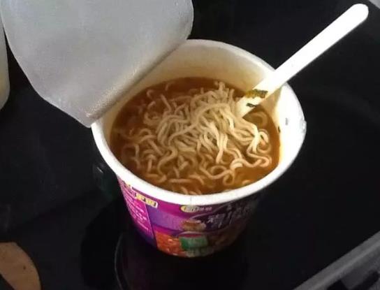 煮泡面是先放面還是先放調(diào)料包?桶面能放微波爐幾分鐘?