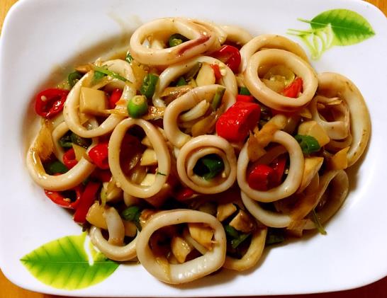 炒魷魚加什么調(diào)料?怎樣挑選到好的魷魚圈?